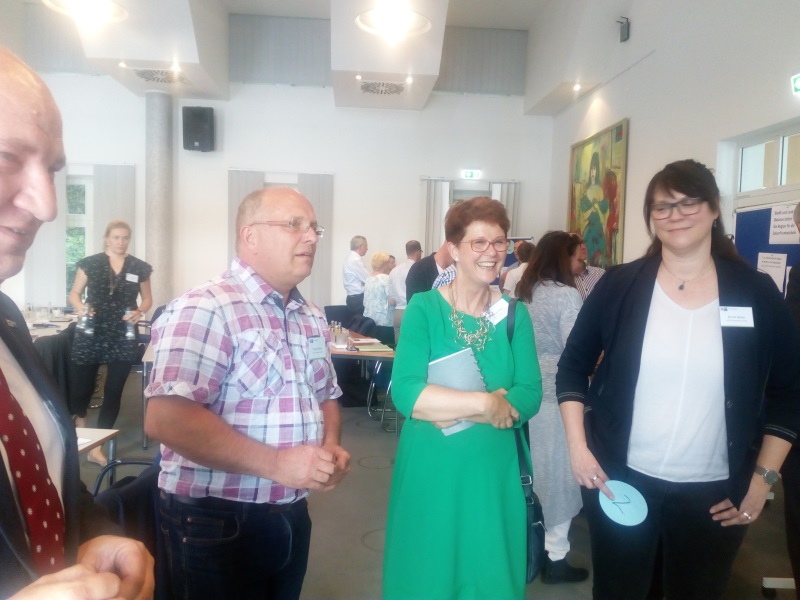 Torsten Birkholz im Gespräch mit Birgit Urban und anderen Mitgliedern der Vollversammlung